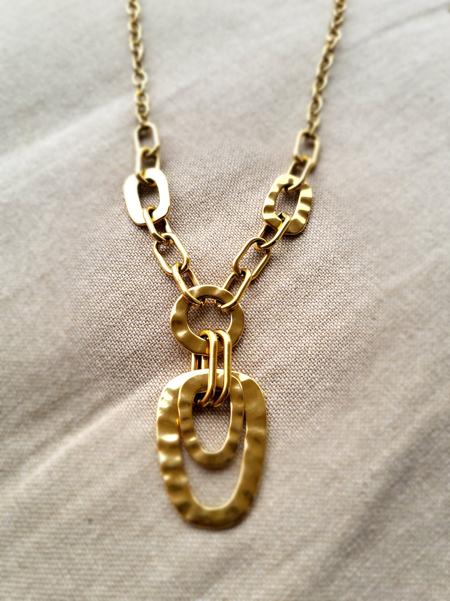 Collier chaine enlaçée