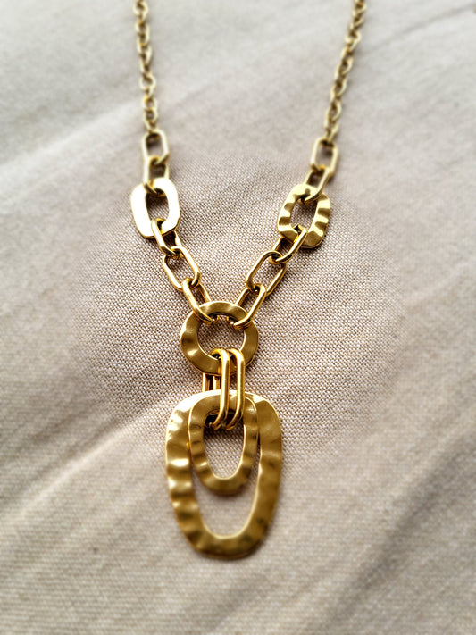 Collier chaine enlaçée