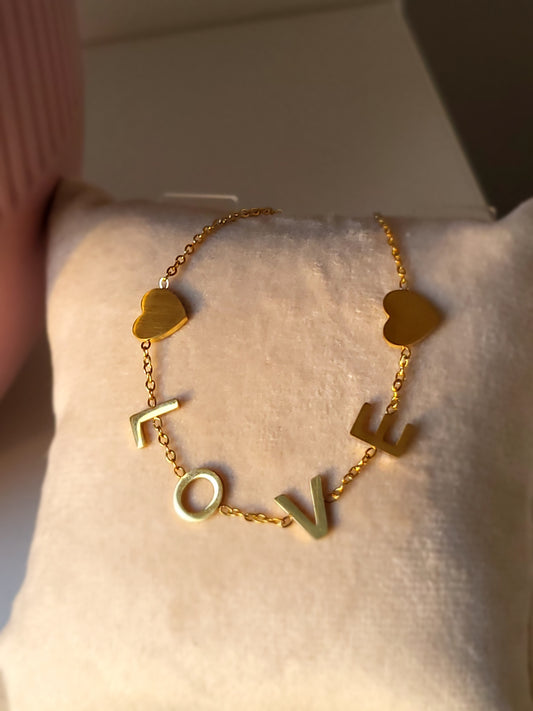 Bracelet "Love" doré avec coeurs